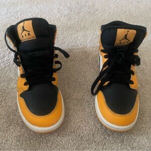 Jordan Air Jordan 1 Mid SE - Black/White/Yellow; 4.5Y